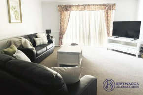 Suburban Bliss - Elegant Villa 2, Wagga Wagga